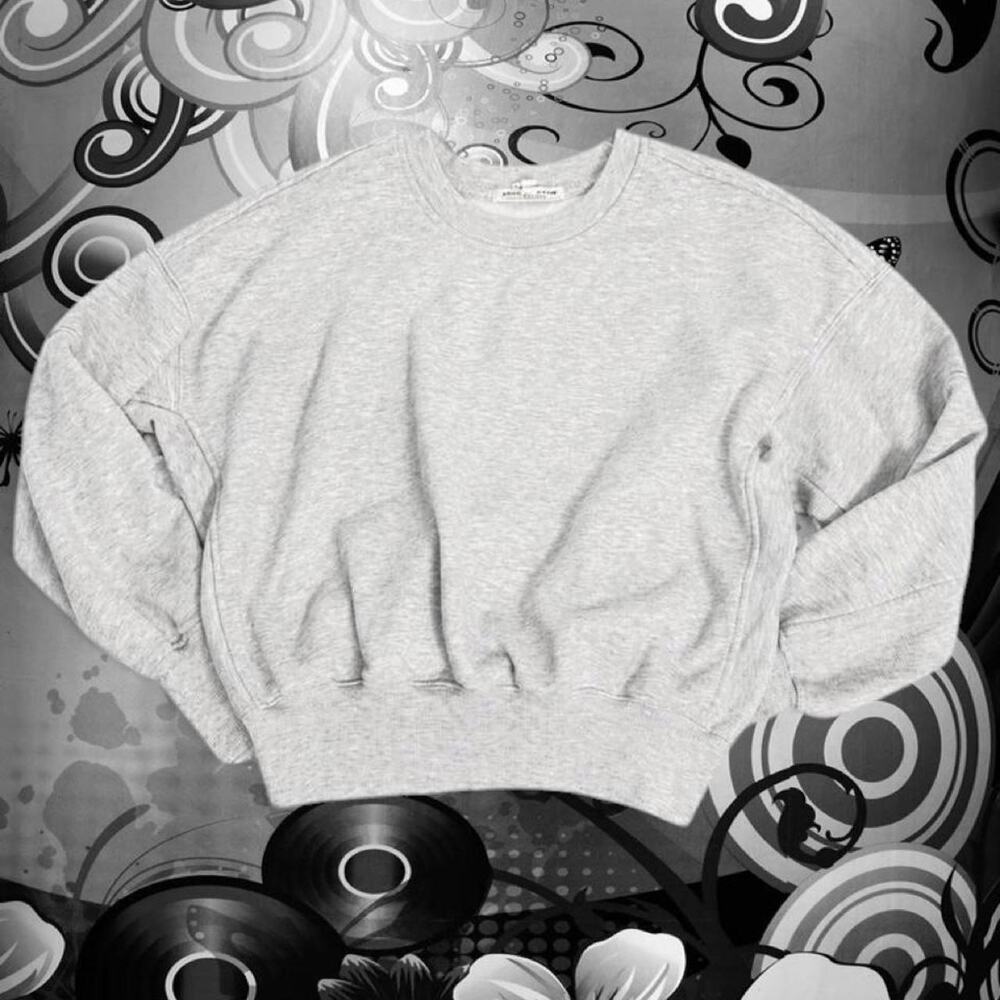 Gray oversized crewneck sweatshirt